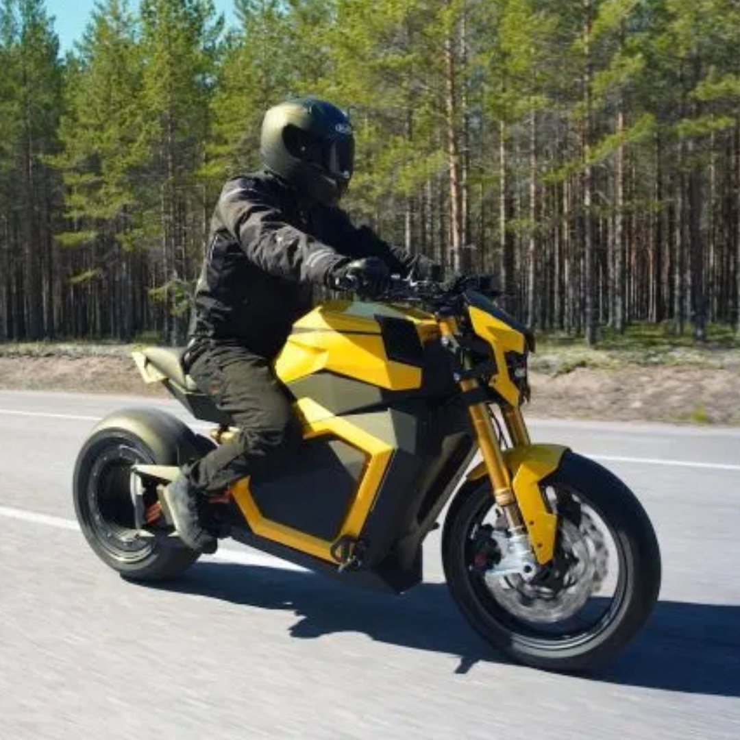 PowerDrift's tweet photo. Finnish electric startup Verge takes wraps off the TS. A motorcycle with a rather unique hubless rear wheel that packs an 80kw motor inside, capable of churning 1000Nm of torque at the wheel. Yes, you read that right, 1000Nm! 0-96kmph in <4 seconds, 300km. €24,990 (Rs. 20.39L) https://t.co/FBFIhHpP1b