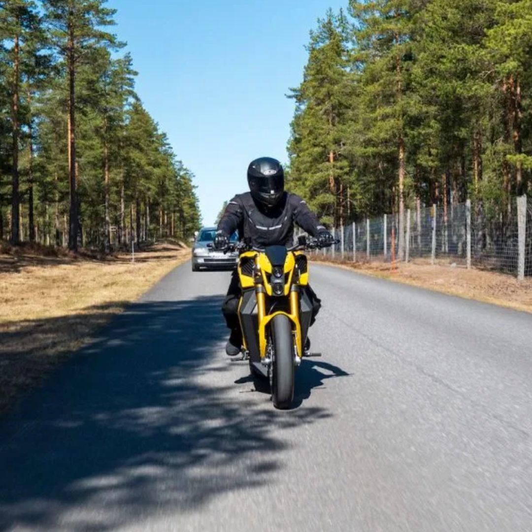 PowerDrift's tweet photo. Finnish electric startup Verge takes wraps off the TS. A motorcycle with a rather unique hubless rear wheel that packs an 80kw motor inside, capable of churning 1000Nm of torque at the wheel. Yes, you read that right, 1000Nm! 0-96kmph in <4 seconds, 300km. €24,990 (Rs. 20.39L) https://t.co/FBFIhHpP1b