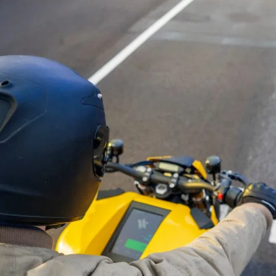 PowerDrift's tweet photo. Finnish electric startup Verge takes wraps off the TS. A motorcycle with a rather unique hubless rear wheel that packs an 80kw motor inside, capable of churning 1000Nm of torque at the wheel. Yes, you read that right, 1000Nm! 0-96kmph in <4 seconds, 300km. €24,990 (Rs. 20.39L) https://t.co/FBFIhHpP1b
