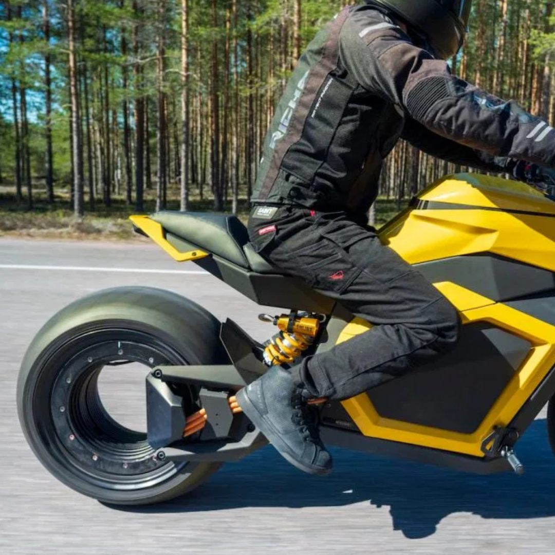PowerDrift's tweet photo. Finnish electric startup Verge takes wraps off the TS. A motorcycle with a rather unique hubless rear wheel that packs an 80kw motor inside, capable of churning 1000Nm of torque at the wheel. Yes, you read that right, 1000Nm! 0-96kmph in <4 seconds, 300km. €24,990 (Rs. 20.39L) https://t.co/FBFIhHpP1b