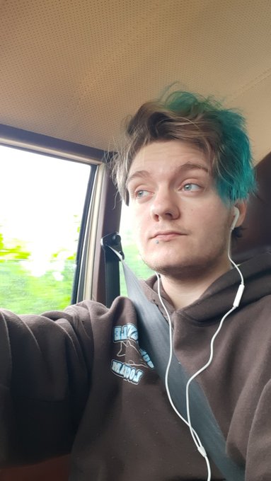 If punk or Emo Karen exists,  I have the haircut for it https://t.co/ViLUi2lZQV<a href="/tag/queerdom"class="tags"><span>#queerdom</span></a>