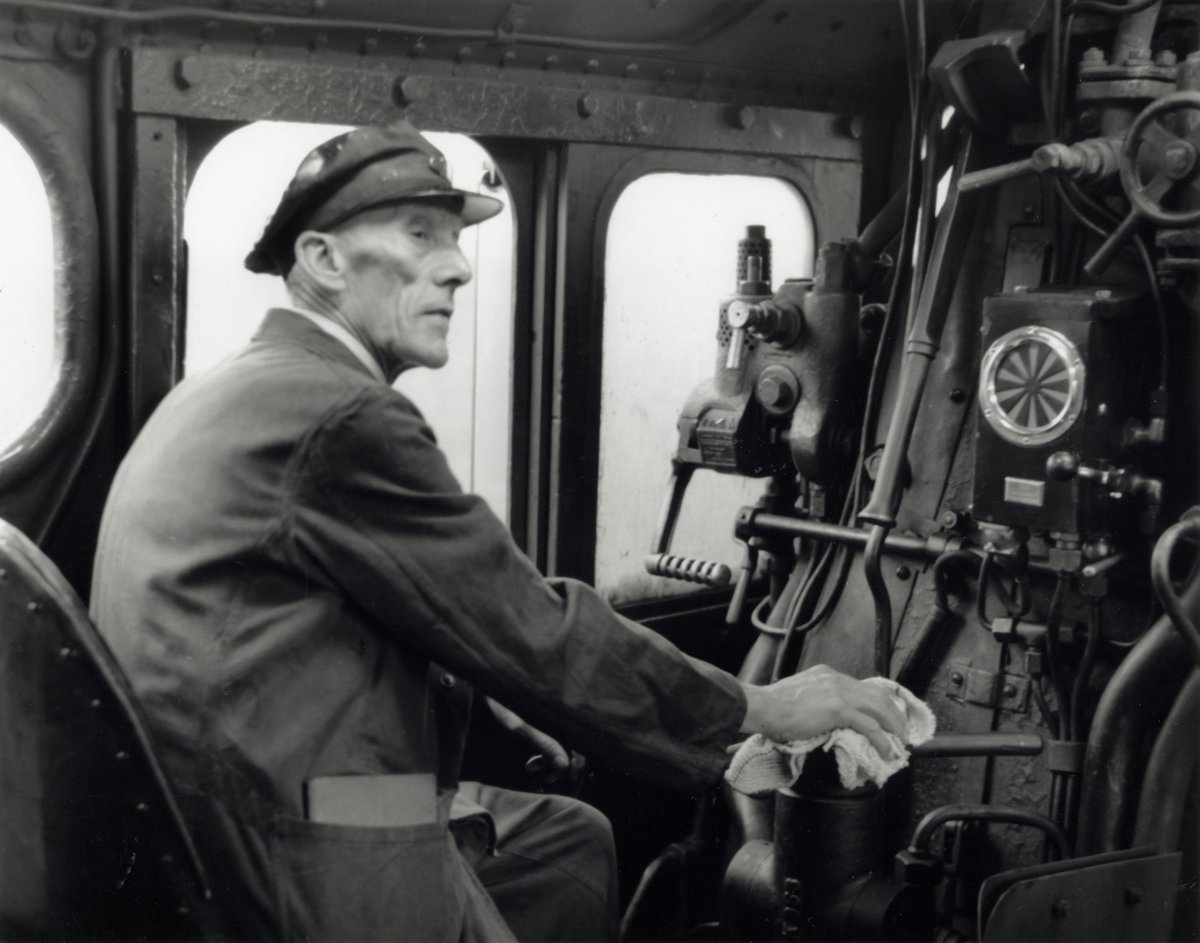 MediaMuseum's tweet photo. For this week's #KeyWorkerWednesday we're saying a big thank you to our transport workers who are getting other key workers to their jobs 👏
While public transport is still running, please make sure you follow the official advice and only travel if it is absolutely necessary. https://t.co/XChOPSuG0M