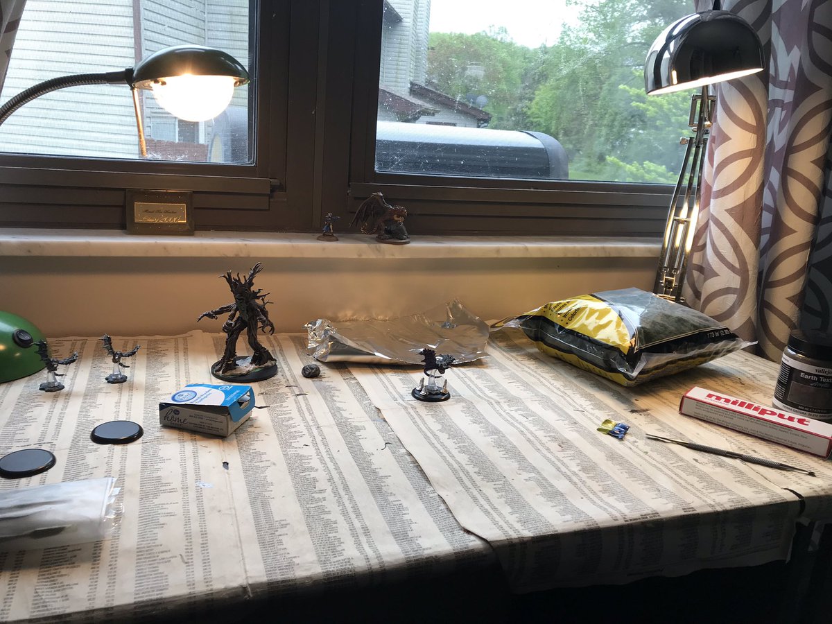 Travis_Fauber's tweet photo. Finishing the bases of a #treant & 3 #flyingrays #cloakers or #shadowmants. Crafted parts for future projects. The pieces are from @wizkidsgames & @reapermini. #ttrpg #rpg #wizkidsminiatures #reaperminiatures #dnd #dnd5e #dungeonsanddragons #fasa #earthdawn #miniature #painting https://t.co/x78GiabxTg