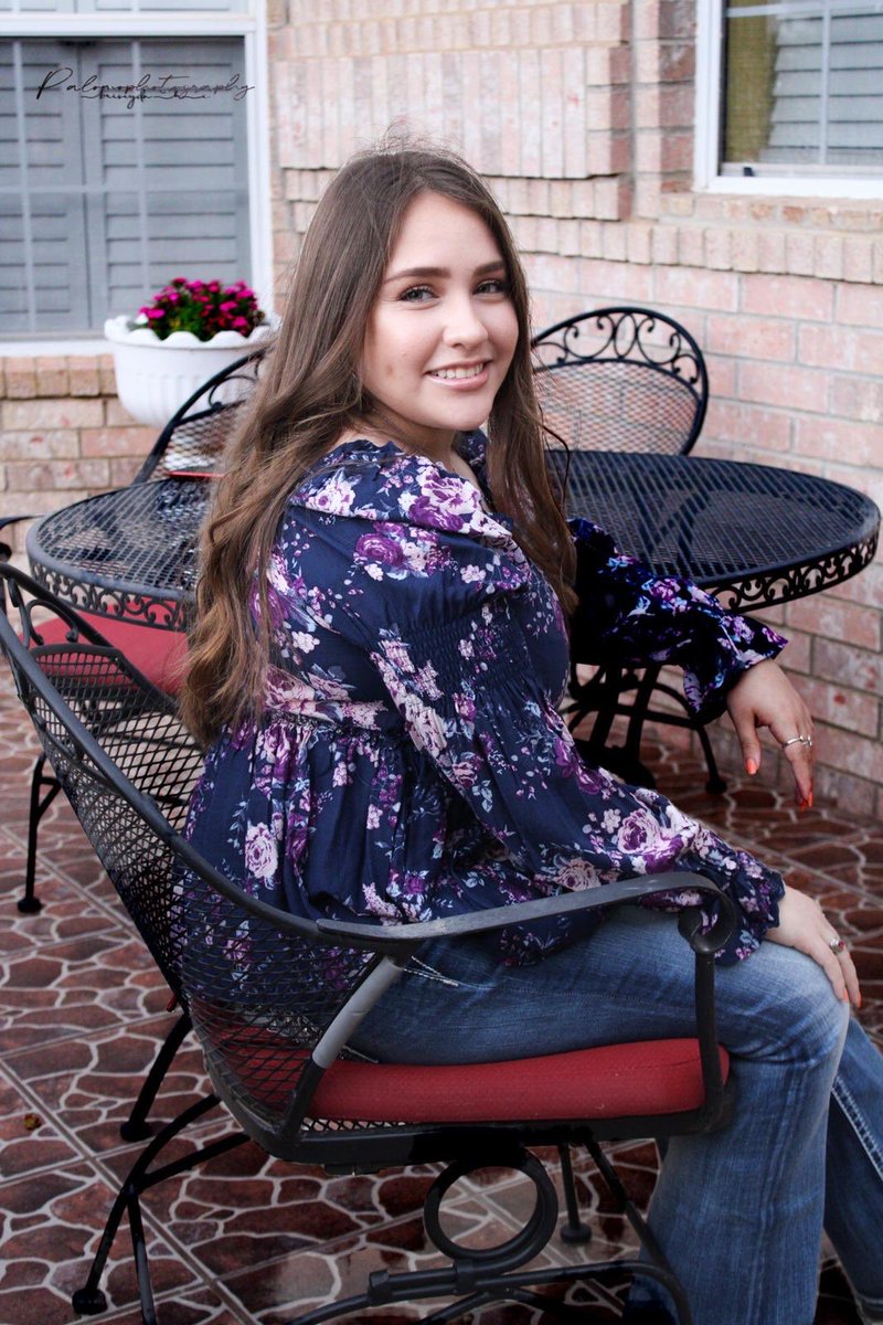 If anybody still needs grad pics taken or pictures for any special occassion my cousin just started a photography business!! Insta: @palomophoto_bh  fb:Briseyda Carrasco