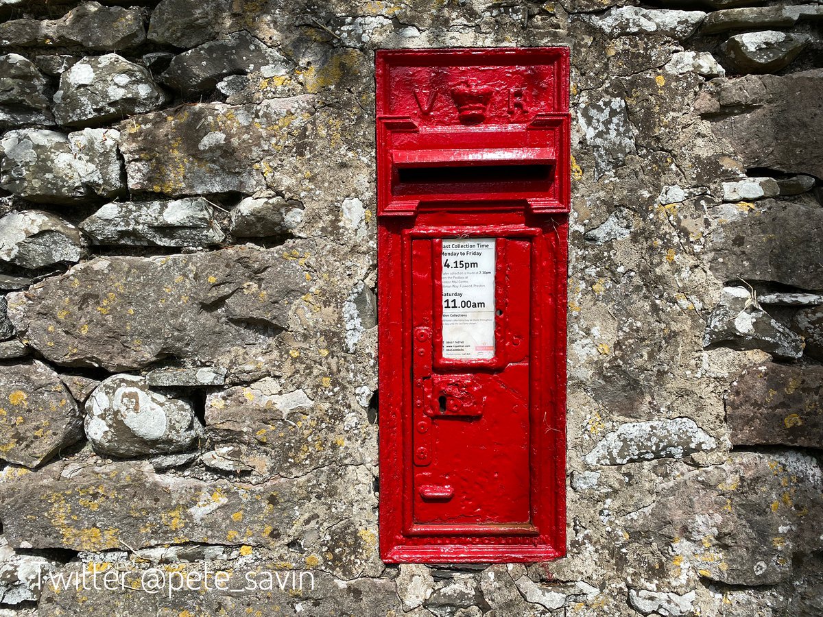 pete_savin's tweet photo. Top hats please when posting dispatches #Prettiestpostbox #Hincaster #Cumbria https://t.co/D4u0s7lQy5