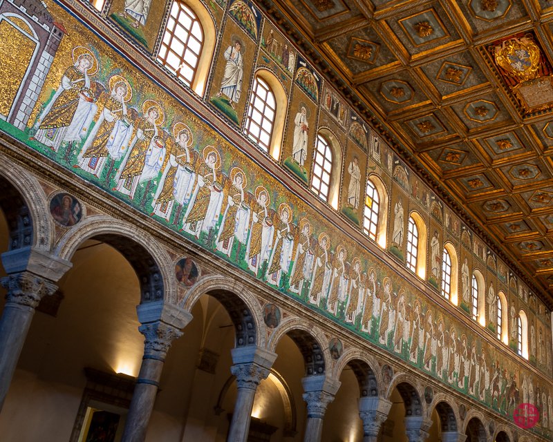 RavennaMosaici's tweet photo. Spostandoci nella Basilica di Sant'Apollinare Nuovo, troviamo una seconda rappresentazione d'insieme: si tratta della celebre Teoria delle Vergini.
@MuseumWeek
#RavennaMosaici #InsiemeMW #TogetherMW #Togetherness #MuseumWeek #MuseumWeekItaly #Ravenna #unesco #EmiliaRomagna https://t.co/Du8JbpbF2Y