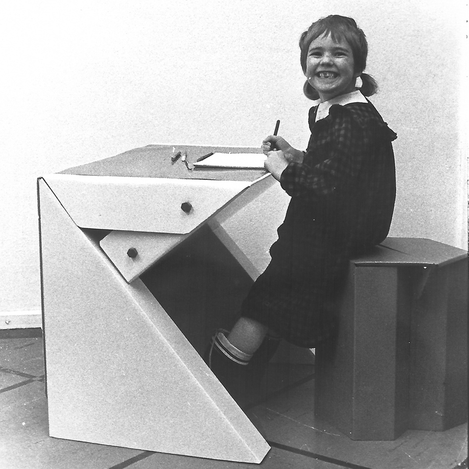 StangeDesign's tweet photo. Old school: Kindertisch MUCK. 
Gibt's seit 1989. 
https://t.co/PPhhYdLhBA

#kinder #homeschooling #Kinderbetreuung #kids  #HomeOffice #Desk https://t.co/5x8FhPGWur