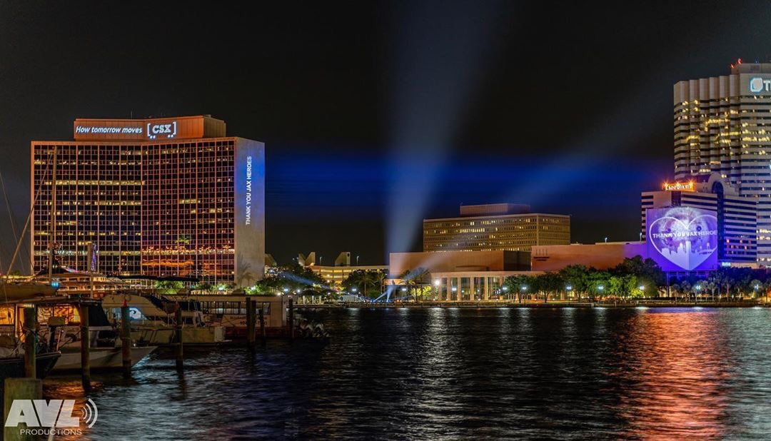TheRobeWay's tweet photo. In Jacksonville, FL for a great look at how AVL Productions paid tribute to the frontline & health care workers fighting for all of us in the midst of the global pandemic by lighting the skyline blue with their @Robelighting #MegaPointe luminaires. #avlproductions #jaxheroes https://t.co/hpxKu0pFVs
