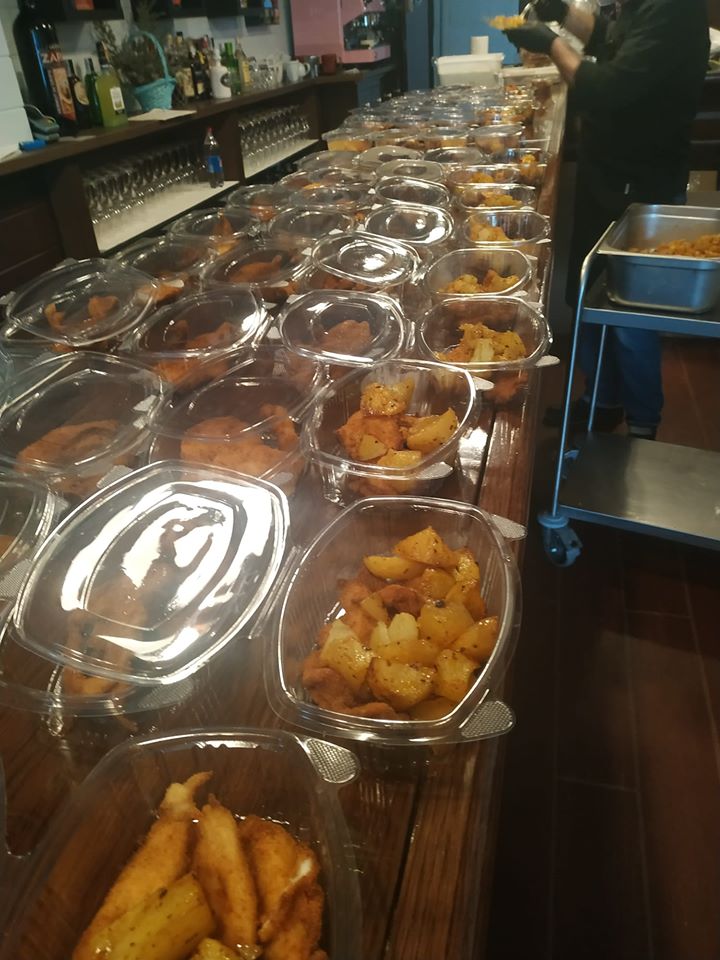mimenucaceres's tweet photo. Gracias a empresarios, voluntarios y particulares, y con la colaboración de @RedCorCaceres, estamos llegando a 220 hogares de Cáceres. La semana que viene abriremos nueva cocina y los 'mimenús' alcanzarán a 300 vecinos de la ciudad. Es el poder de las #RedesVecinalesQueAlimentan https://t.co/mIdA3zdBbo