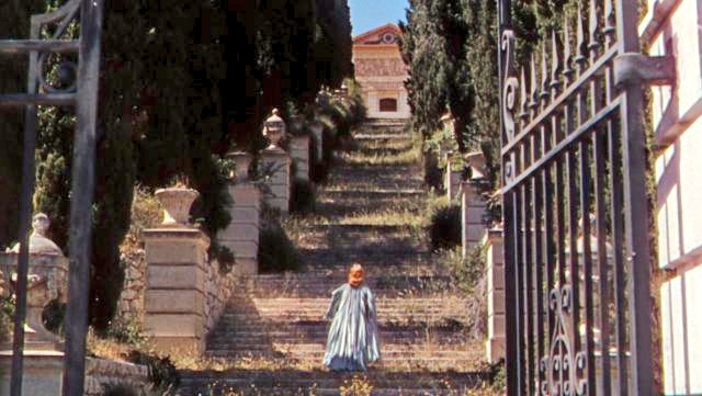 classymoviemuse's tweet image. #ArchitectureMovieChallenge
Day 13: Favorite Anything! ❤️

THE RED SHOES (1948) 
Gates, stairways, and pillars. Oh my!

@JanuaryMovie
