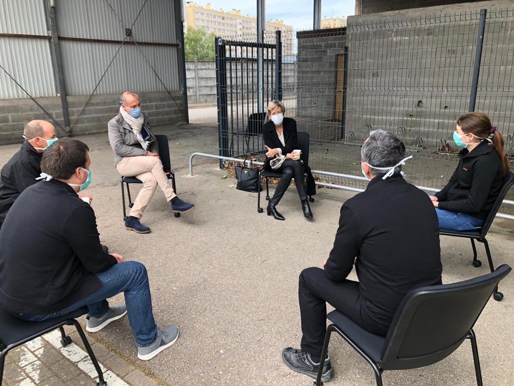 fabiennedulac's tweet photo. Aujourd’hui à Metz avec nos équipes @Orange_GrandEst ➡️ Échanges riches avec nos techniciens de l’Unité d’Intervention Est et les conseillers de la boutique de Metz réouverte ce matin. Heureuse de tous vous retrouver! Merci pour votre mobilisation #herosdureseau @LudovicGuilcher https://t.co/g4RP4f6VUt