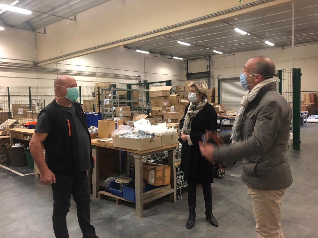 fabiennedulac's tweet photo. Aujourd’hui à Metz avec nos équipes @Orange_GrandEst ➡️ Échanges riches avec nos techniciens de l’Unité d’Intervention Est et les conseillers de la boutique de Metz réouverte ce matin. Heureuse de tous vous retrouver! Merci pour votre mobilisation #herosdureseau @LudovicGuilcher https://t.co/g4RP4f6VUt