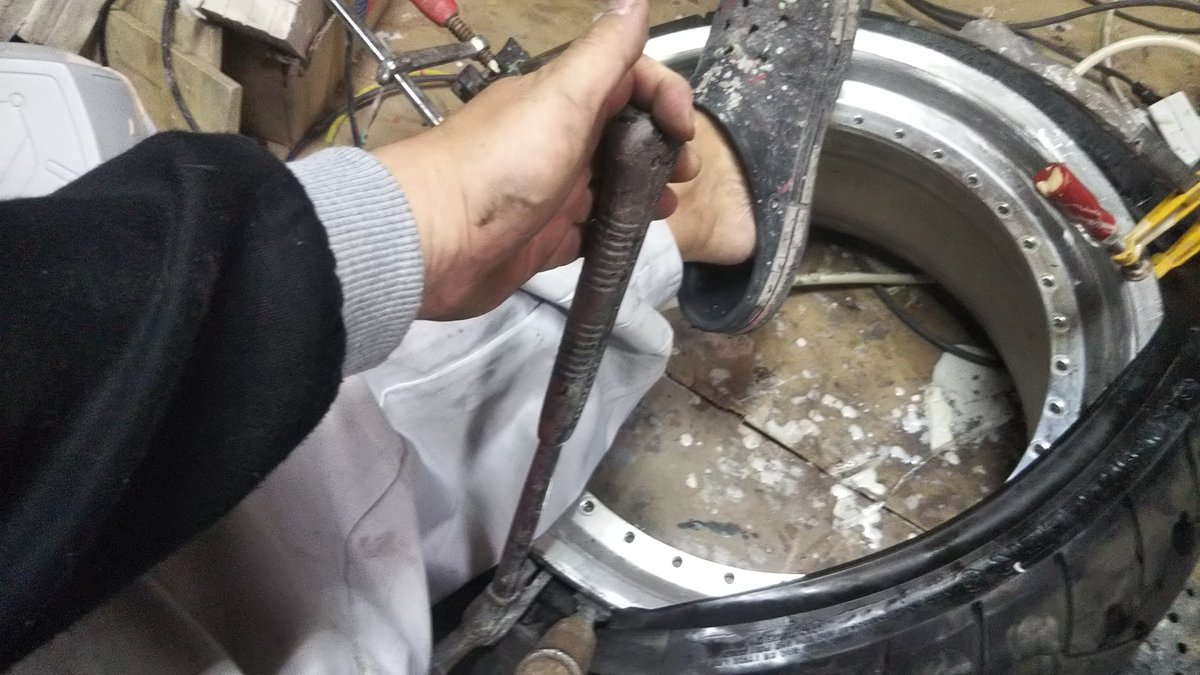 osayan033's tweet photo. 思い立ったらすぐにやる　手組出来そうな感じがしたから、シリコンスプレー吹いて、はたがね、ノミ、ドライバーで10分で出来た。エアーは明るくなったら入れよう　#手組み
#custom　#カスタム　#自転車
#schwinn #stingray
#schwinnstingray 　#極太タイヤ　#widetire https://t.co/5t6bkPJbsB