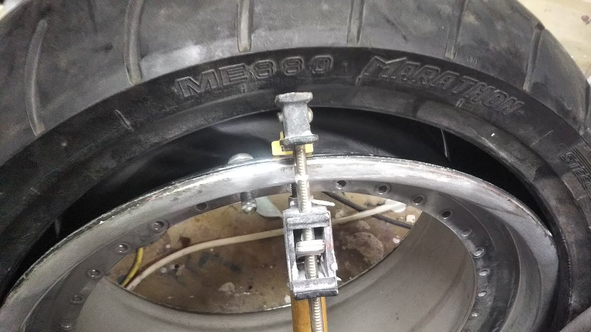 osayan033's tweet photo. 思い立ったらすぐにやる　手組出来そうな感じがしたから、シリコンスプレー吹いて、はたがね、ノミ、ドライバーで10分で出来た。エアーは明るくなったら入れよう　#手組み
#custom　#カスタム　#自転車
#schwinn #stingray
#schwinnstingray 　#極太タイヤ　#widetire https://t.co/5t6bkPJbsB
