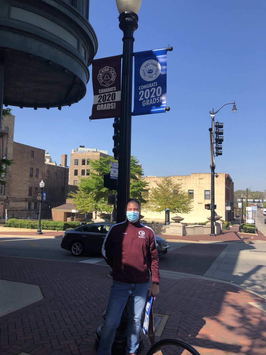 LarkinRoyals1's tweet photo. Elgin AD, Paul Pennington and Larkin AD, Ethan Karolczak celebrating The Class of 2020 with new banners in downtown Elgin.  #OneTown #OneClass2020 #Classof2020IsUnique https://t.co/eWwsYanWYi
