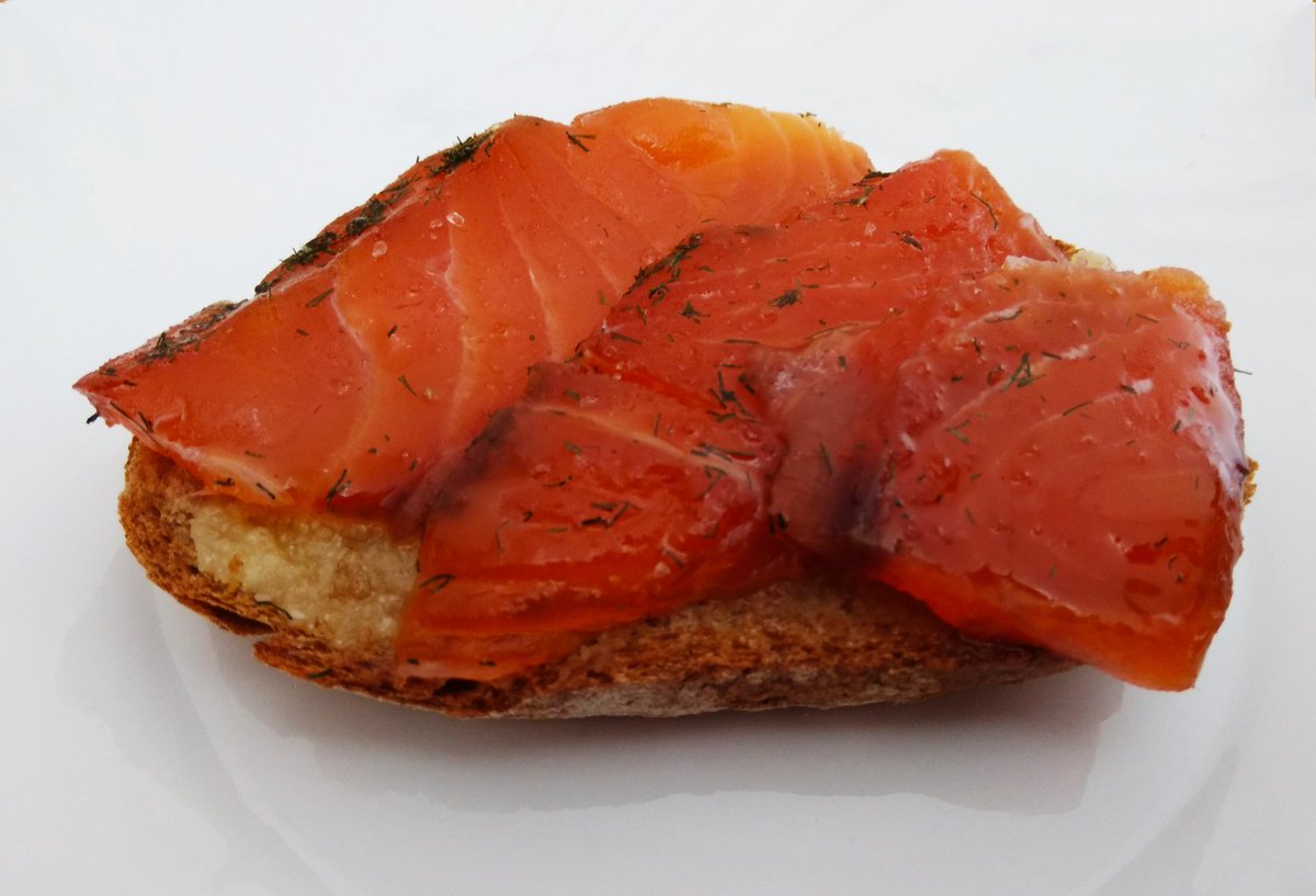AlexDeulo's tweet photo. Torradeta de pa integral amb formatge #tupidesort i salmó #gravlax fet a casa de @puignau_ Tremendo!! Salmó marinat durant 3 dies amb sal, sucre i anet. Amb un bon raig d'oli d'oliva verge. #lacuinadeladandra @trosdesort #formatgetupí #tupí #puignau #salmó #eneldo #anet #AOVE https://t.co/CV6lgsgpZP