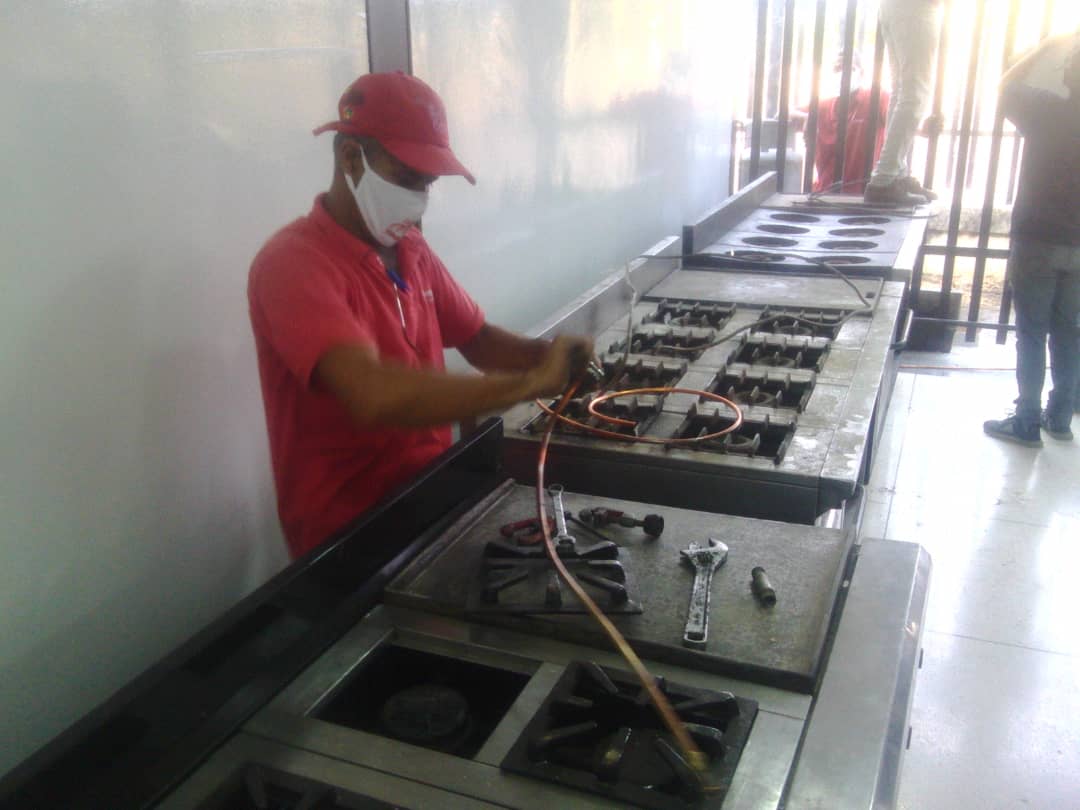 gas_comunal's tweet photo. 🇻🇪🔧#GasSeguro || Activamos servicio de GLP en el comedor para refugiados que se encuentran en cuarentena a causa del Covid19 en la Villa Bolivariana en Barquisimeto estado Lara, con la instalación de manifold y puesta en funcionamiento de 04 cilindros con capacidad de 43 kg c/u https://t.co/QavSiFPfmk