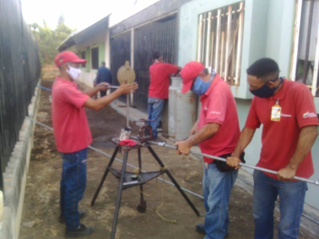 gas_comunal's tweet photo. 🇻🇪🔧#GasSeguro || Activamos servicio de GLP en el comedor para refugiados que se encuentran en cuarentena a causa del Covid19 en la Villa Bolivariana en Barquisimeto estado Lara, con la instalación de manifold y puesta en funcionamiento de 04 cilindros con capacidad de 43 kg c/u https://t.co/QavSiFPfmk