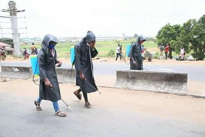 Mrsad246810's tweet photo. The difference between a nation and a zoo ,
Picture 1 -Zimbabwe
Picture 2 - head bridge Asaba, Delta state .
GOD in anyway we have offended you please forgive us and save us from this pandemic.
#ChizzyC7Talk
@hrw @UNICEF
Retweet this post.
#ZooIsEmpty #AsoRockIsEmpty https://t.co/DRLHK7pS8G