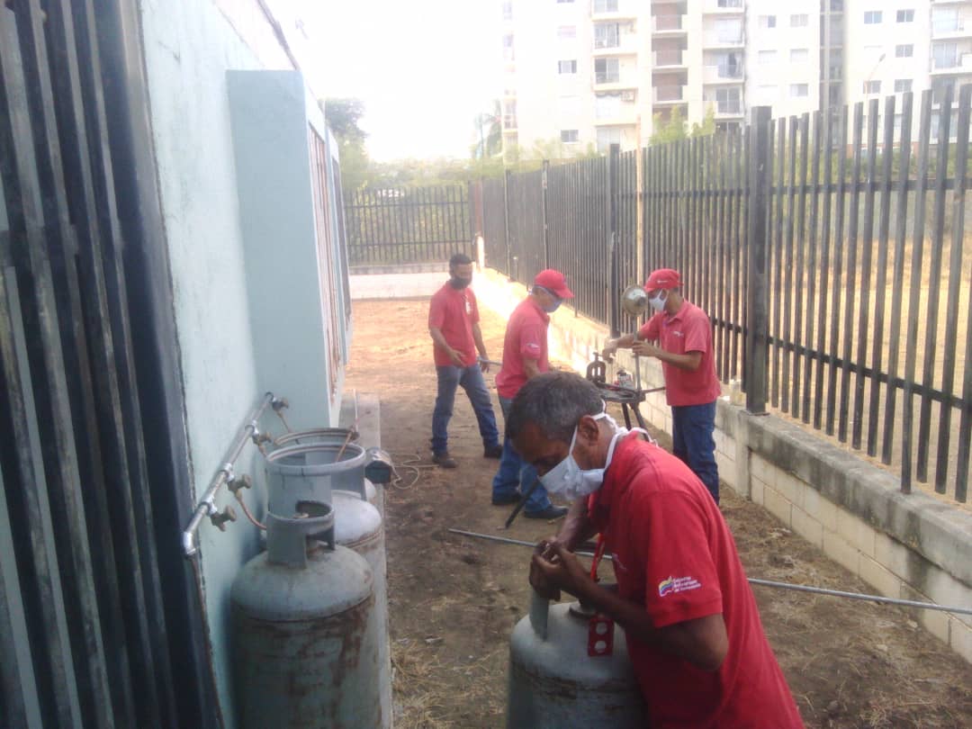 gas_comunal's tweet photo. 🇻🇪🔧#GasSeguro || Activamos servicio de GLP en el comedor para refugiados que se encuentran en cuarentena a causa del Covid19 en la Villa Bolivariana en Barquisimeto estado Lara, con la instalación de manifold y puesta en funcionamiento de 04 cilindros con capacidad de 43 kg c/u https://t.co/QavSiFPfmk