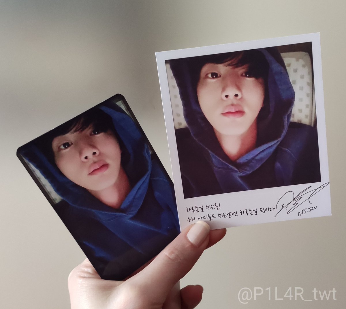 P1L4R_twt's tweet photo. Año 2020, día 1 dfJ (después de la foto de Jin). ESTOY: EMPAPELANDO MI CASA 😍😍😍 #SEOKJIN @BTS_twt #PrintYourself #BTS https://t.co/F0B0qZMxTj
