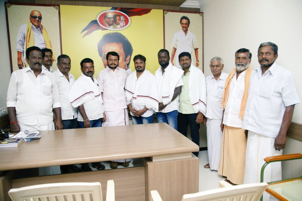 veldeepan96's tweet photo. கரூர் மாவட்டக் கழக செயலாளர் V.செந்தில்பாலாஜி அவர்கள் தலைமையில் கரூர் மாவட்ட அம்மா பேரவை செயலாளர் A.பாலசுப்பிரமணி இணைச் செயலாளர் நெரூர் R.வித்தியாசேகர் ஓட்டுநர் அணி துணை செயலாளர் M.காளிமுத்து மற்றும் பிரகாஷ் என்பவர்கள் அமமுகவில் இருந்து விலகி  திமுகவில்🏴🚩தங்களை இனைத்து கொண்டபோது https://t.co/ge3A5CwCbn