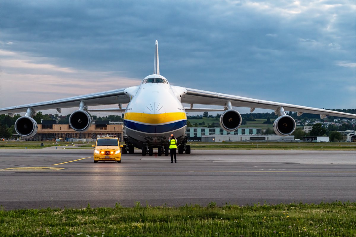 Im April 20 sind 26’913 Passagiere über den Flughafen Zürich geflogen, ein Minus von 99% gegenüber Vorjahr. Dafür ist die Anzahl Frachtflüge um 234 Flugbewegungen gestiegen. Im Bild die Antonov, die letzten Samstag hier war. Alle Verkehrszahlen vom April: flughafen-zuerich.ch/unternehmen/me…