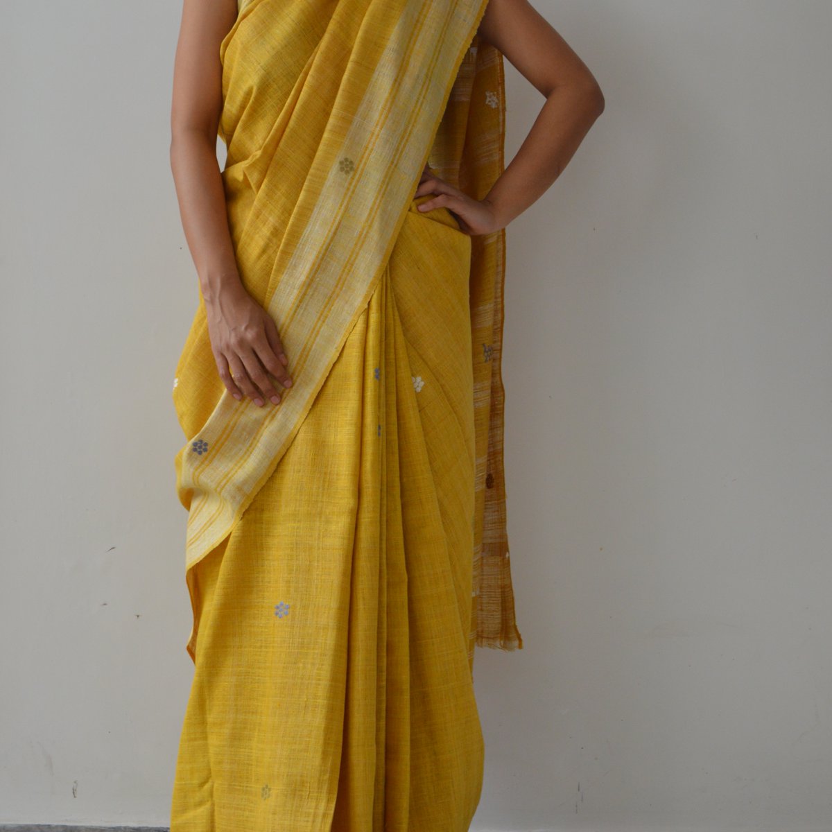 TeestaMukherjee's tweet photo. Posting some of our best products from Arras. So happy to share them with my wonderful Twitter family ❤️ #peacesilk #sustainablehandlooms https://t.co/OWtOoQKhgJ