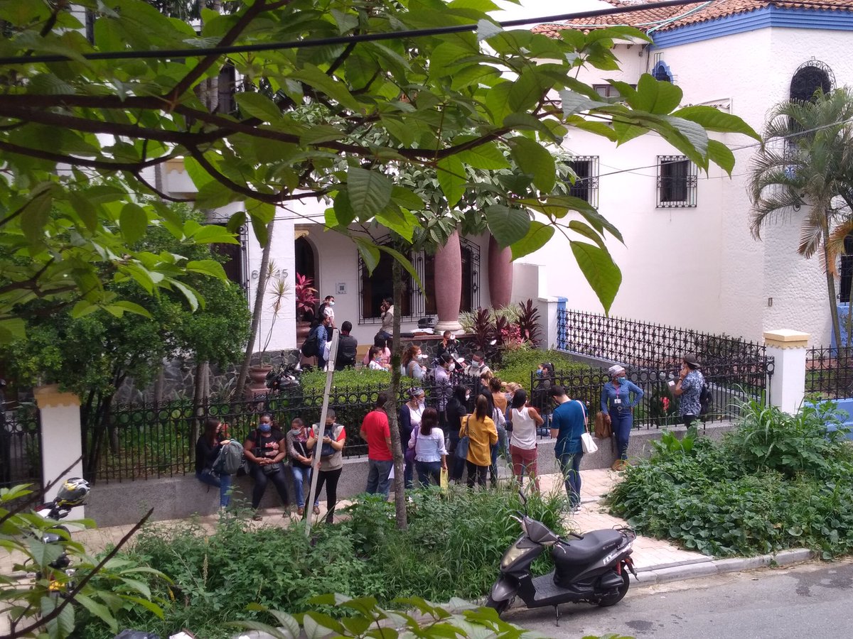 Sr Alcalde <a href="/QuinteroCalle/">Daniel Quintero 🇨🇴</a>,en esta dependencia de la Alcaldía de Medellín <a href="/AlcaldiaMed/">#Medellín</a>   en Prado Centro se presenta a esta hora aglomeración de gente y de carros sin respetar el distanciamiento social ,pilas con dar ejemplo a la ciudadanía!