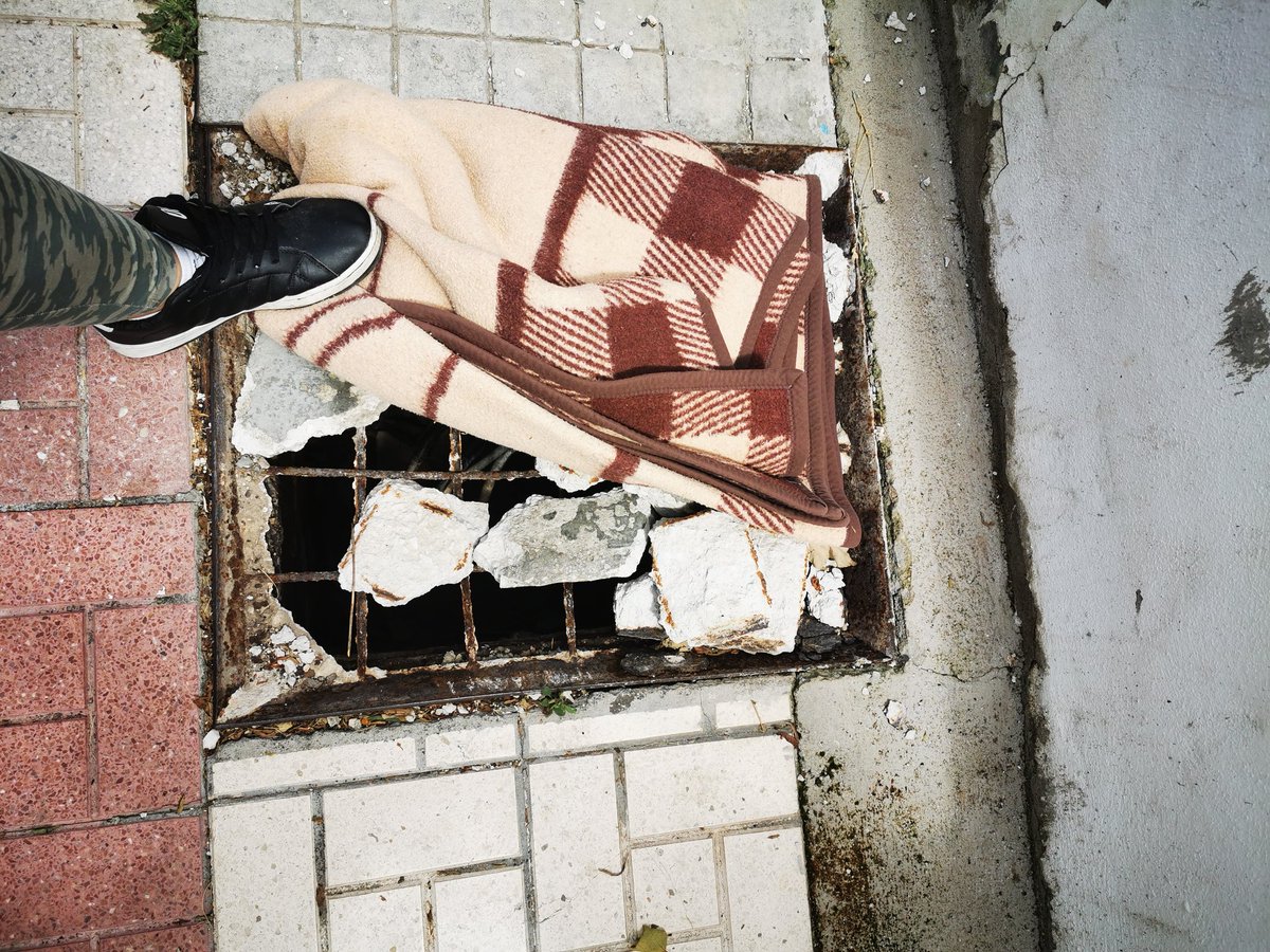 fpbulto's tweet photo. @malaga tapamos los hoyos para que no pasen frio??? Esto es c/ Fernan Núñez justo al lado de la puerta del colegio Gongora #malagasevende #Malagafunciona #Malaga https://t.co/k15FgiUp0y