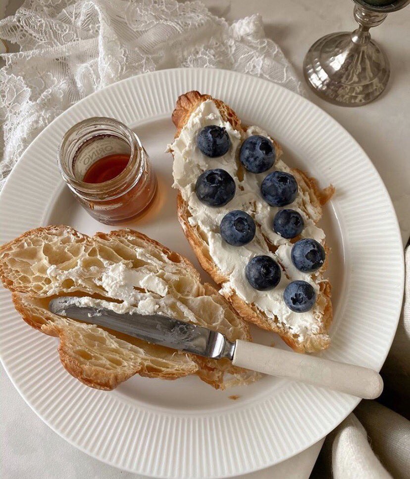 etherealdior's tweet photo. baked goods are my weakness https://t.co/lEePmf1vAU
