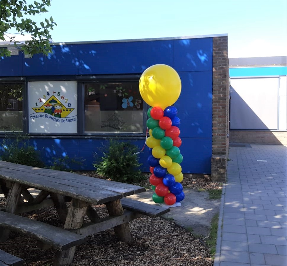 nicvdweide's tweet photo. En zo hebben wij op onze scholen de kinderen ontvangen: vrolijke ballonpilaren gemaakt door Marjolein Ballonnenlijn. Wat zijn we blij om alle kinderen weer te zien! https://t.co/0QoGywjQHm