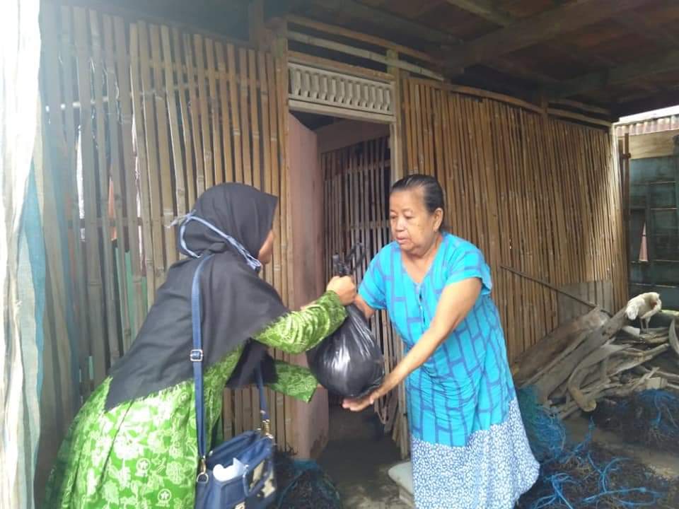 Official_Ansor's tweet photo. Gugus Tugas Ansor Kab Bantaeng bersama Fatayat NU giat pembagian sembako di Kab. Bantaeng - Sulawesi Selatan

#AnsorBelaNegeri https://t.co/Zvj4rmWJ6M