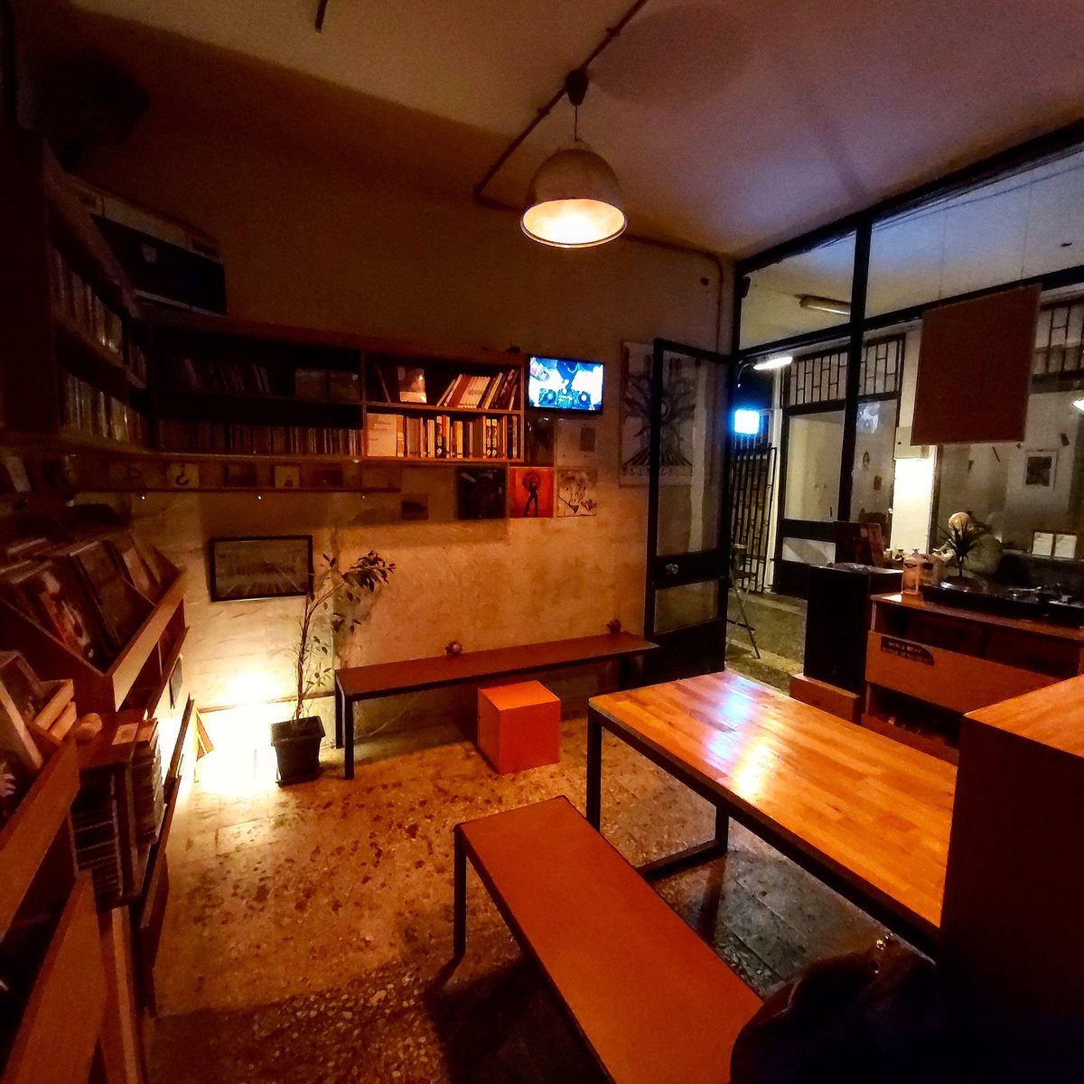 Outro'yu bugün itiberiyle açıyoruz. Pandemi süreci boyunca hem web üzerinden satışlarımızla hem de soundcloud setleri ile birlikte olmaya devam ediyoruz. Çalışma saatlerimiz bir süre daha kısıtlı olacak. Biz bu arada sağlıklı günlerde buluşabilmek için hazırlanıyoruz ⚫