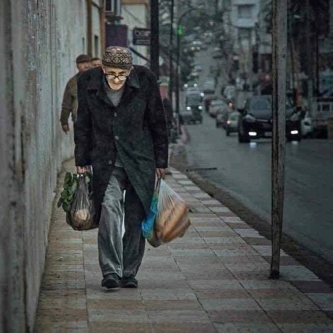 ويسألونك عن الأب .. 
قل وجوده في الحياة يكفي عن الف شعور