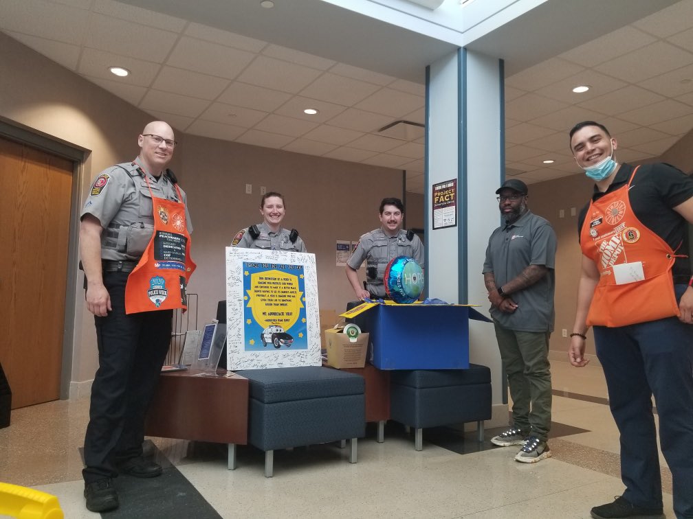 RMoutranTHD's tweet image. Showing appreciation to @FairfaxCountyPD on behalf of the #mightymerrifield Home Depot! Not all heroes wear capes! Thx for all that you do @FairfaxCountyPD ! @HomeDepotGR @CollazoH @oldmac64 @DWRHRD_MA @itsscamella @PaulDeveno @DWRHRD_MA @SprongJim #orange4officers #PoliceWeek