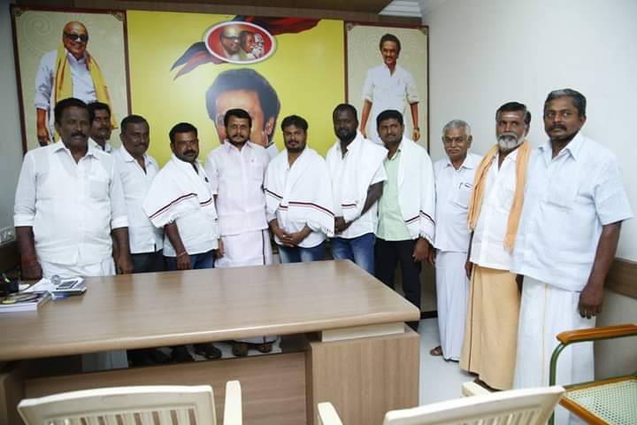 Srinath65613798's tweet photo. *கரூர் மாவட்டக் கழகப் பொறுப்பாளர் திரு V.செந்தில்பாலாஜிMLA*., அவர்கள் தலைமையில் கரூர் மாவட்ட அம்மா பேரவை  செயலாளர��� வேங்கை ரமேஷ் மற்றும் பலர்*அமமுகவில் இருந்து விலகி  திராவிட முன்னேற்ற கழகத்தில்* தங்களை இனைத்து கொண்ட போது...🏴🚩 https://t.co/h7e1zdFeie