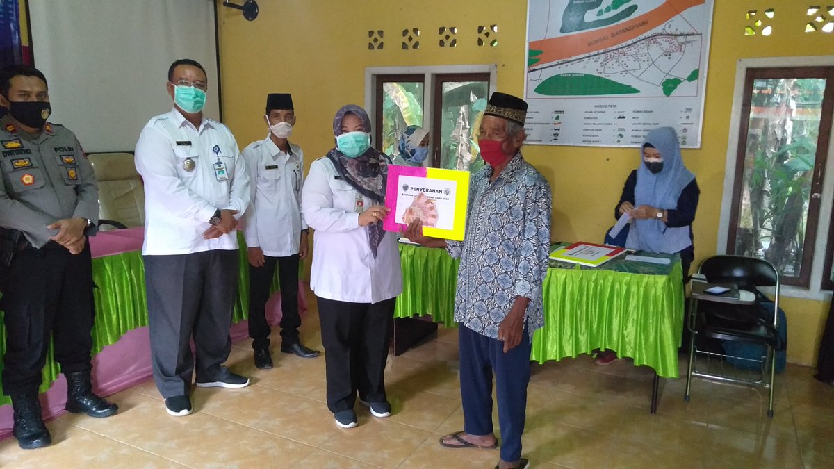 HasbiRg's tweet photo. Penyaluran BLT dari Dana Desa di desa Olak Rambahan, desa Serasah dn desa Simp. Kubu Kandang Kec. Pemayung yg dihadiri oleh ibu Kadis DP3AP2 Provinsi Jambi
#BLTDanaDesa
#TPPIBatanghari
#TPPIJambi
@jokowi
@halimiskandarnu
@anwsanusi
@fachrilabalado https://t.co/0DRlLbdJ6S https://t.co/u41w27iNsM