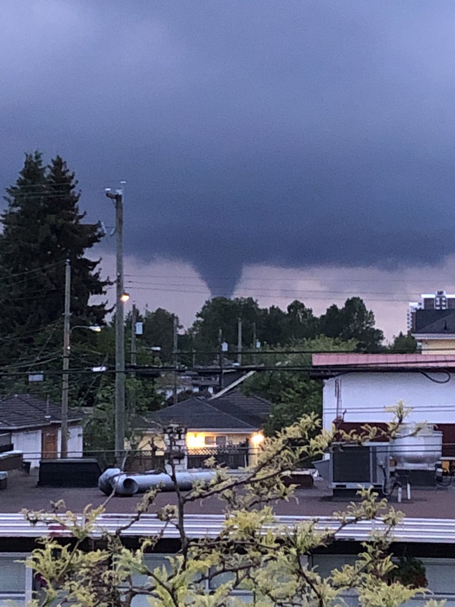 LesNelmes's tweet photo. @NEWS1130Weather hey Russ. I saw no mention of this at all in any news this morning?? Is this a funnel cloud? Im south Main St and spotted this last night around 8:50pm looking west towards UBC. https://t.co/dhpFyG0lPF