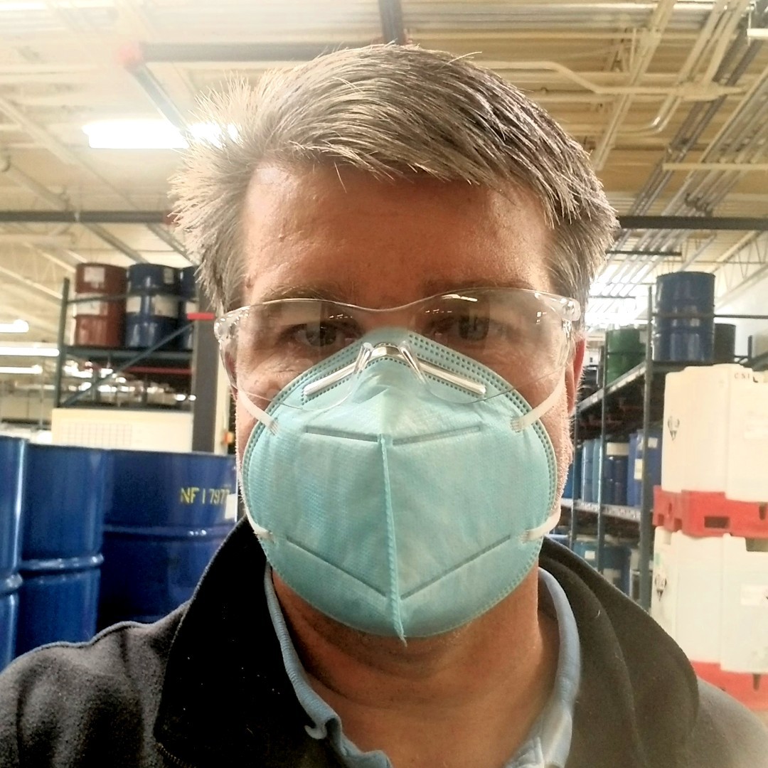 MasterTechTweet's tweet photo. We are committed to adapting our everyday activities to making sure we are keeping our employees, customers and community safe! Pictured below is one of our Senior Technical Service Chemists leading the way and wearing his PPE - way to go Eric! #MasterFluidSolutions #SafetyFirst https://t.co/j23sn2OCnf