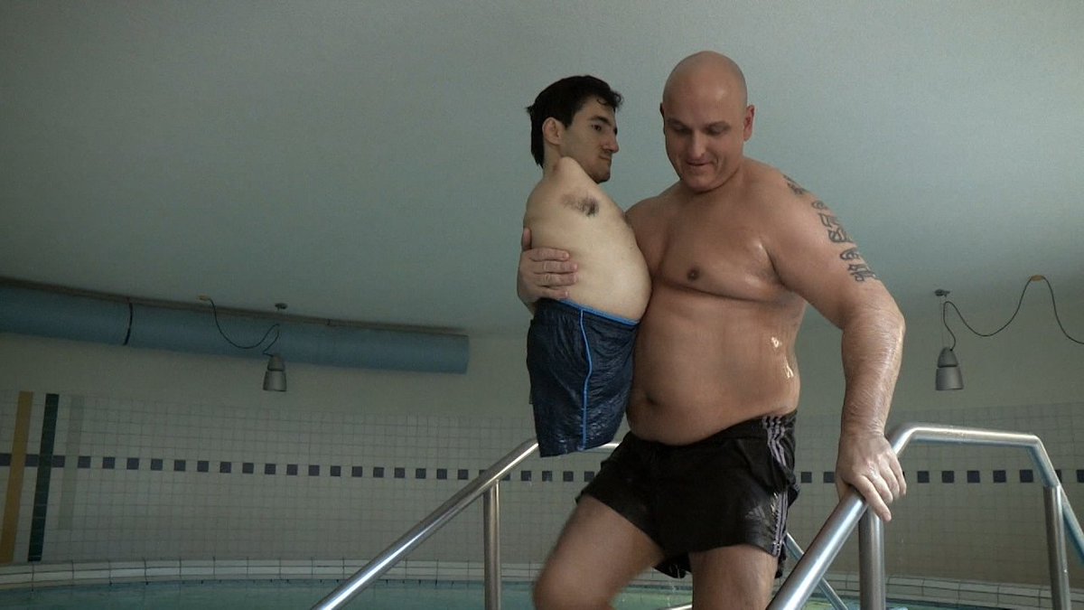 Lecoon2tesmorts's tweet photo. Quand j'emmène mon demi-frère à la piscine https://t.co/rwXfC40XJB