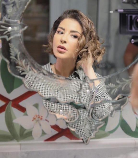 MaguyBouGhosn's tweet photo. ولا مرة بقيت معي الشخصية بعد التصوير.. بس بتصدقوا إني وبأمانة بس إسمع بالأخبار خبر عن وزارة العدل أو خبر بيتعلق بالقضاء والقضاة بلتفت بلا ما انتبه.. وبهتمّ إسمع الخبر كأنو بيعنيني مباشرة 🙄😅
ديما بصراحة علقانة معي.. شو الحل؟ 😱
#اولاد_ادم #ماغي_بو_غصن https://t.co/9d8VOgBw6k
