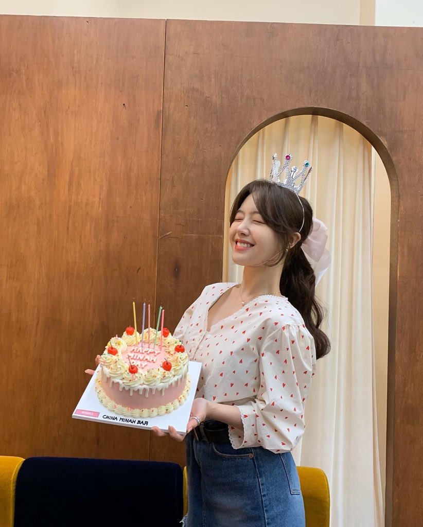 ChinaMinahBar's tweet photo. #HAPPYMINAHDAY
😭앞으로도 계속 응원할게요~💓

#방민아 #민아 https://t.co/Qy4nkGjJAA