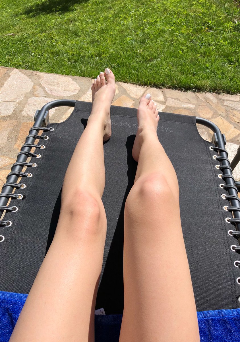 GoddessCassiya's tweet image. Retweet if you would pay me to kiss my feet.