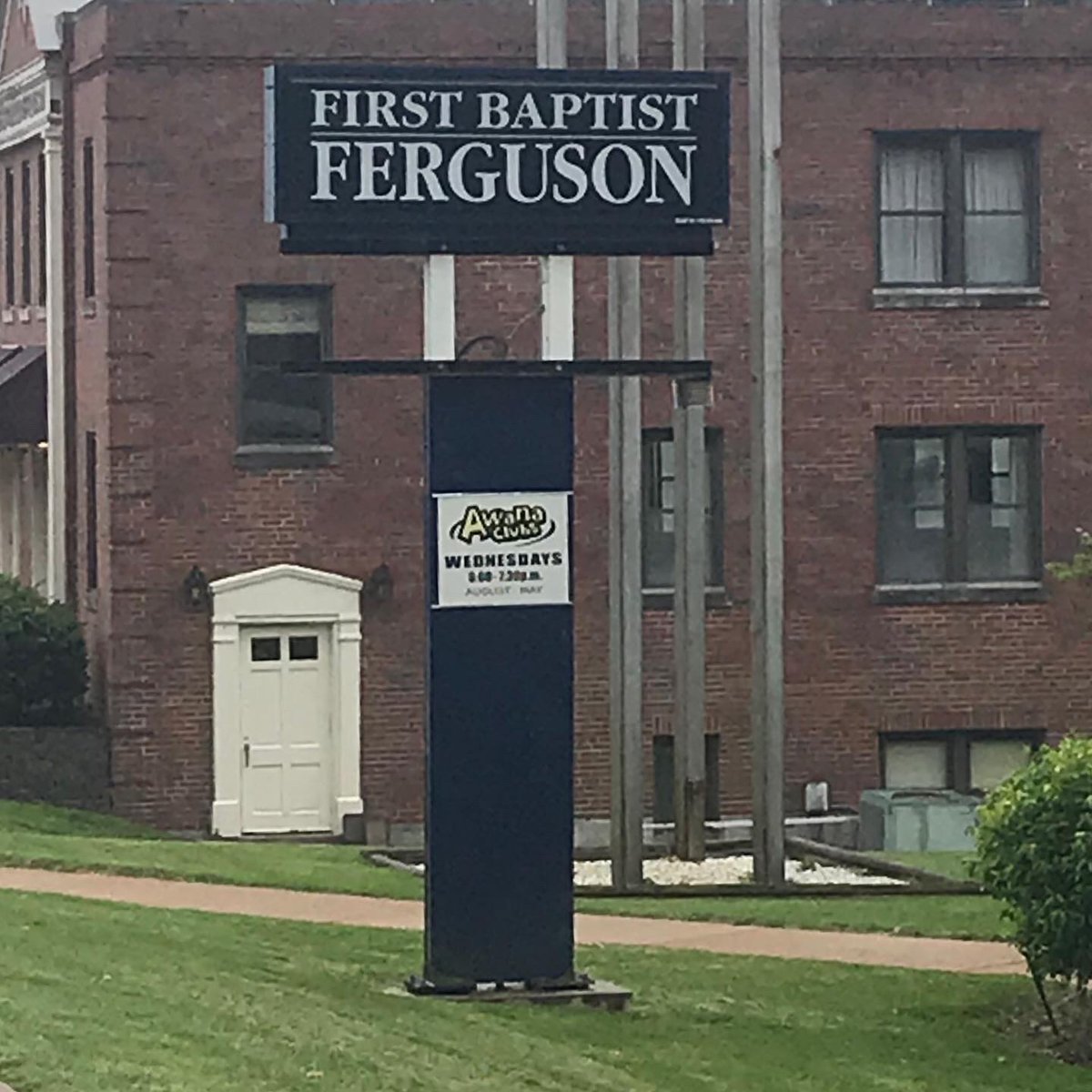 KidSmartSTL's tweet photo. #KidSmart FREE School Supplies Today! Day 1 in the Ferg-Flor School District! Thank you to #Emerson and the First Baptist Church of Ferguson! Emergency Family Kits of School Supplies are being delivered directly into the hands of #OneDistrictUnited-Ferguson Florissant Students! https://t.co/6pqLis4owQ