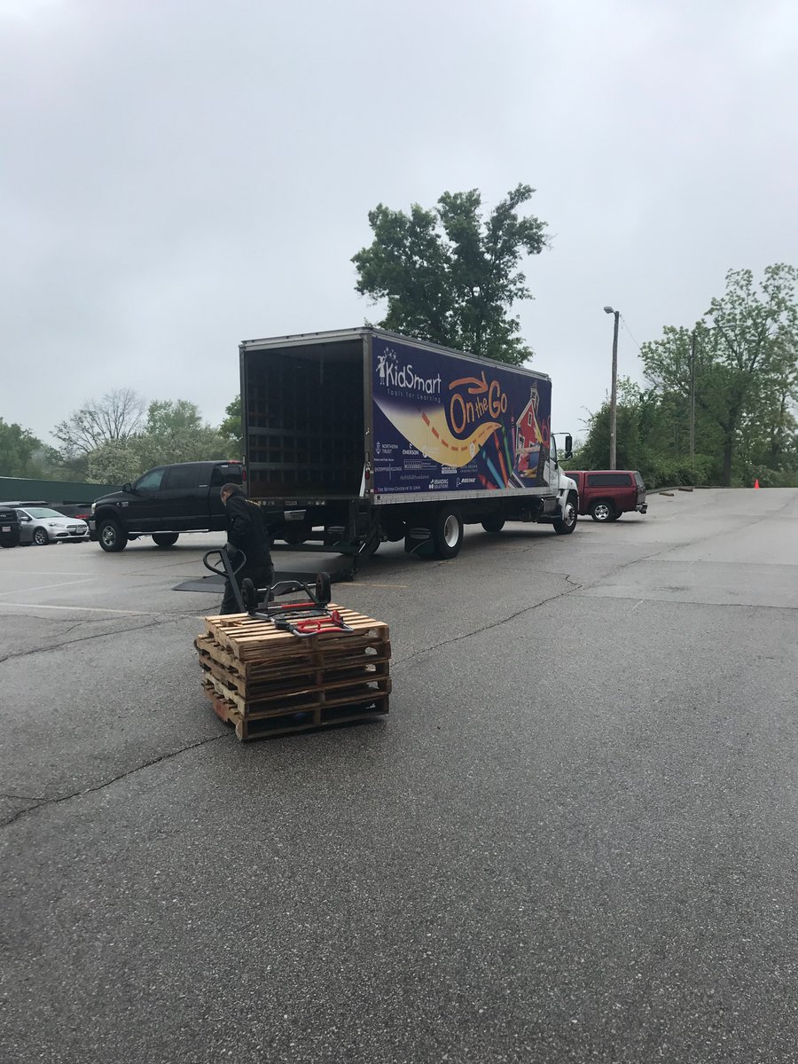 KidSmartSTL's tweet photo. #KidSmart FREE School Supplies Today! Day 1 in the Ferg-Flor School District! Thank you to #Emerson and the First Baptist Church of Ferguson! Emergency Family Kits of School Supplies are being delivered directly into the hands of #OneDistrictUnited-Ferguson Florissant Students! https://t.co/6pqLis4owQ