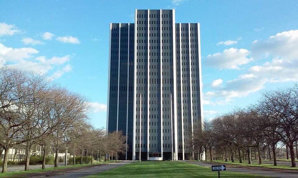 A beautiful view looking at the front. A view that now looks like a desert, and you look out and see nothing but the mountain, since the tower and trees are gone. It's really still hard to believe when you are looking at it. 😯🌳🏙