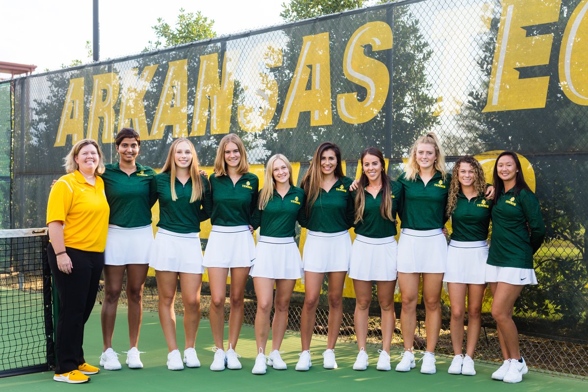 ArkansasTech's tweet photo. "Volunteering is just a part of the Tech culture." - Kami Ward

Food insecure children in Russellville needed help at the outset of the COVID-19 pandemic. The Arkansas Tech Golden Suns tennis team was ready to serve. Read more: https://t.co/PUaZBhCnvN https://t.co/YPaD4EOAgj
