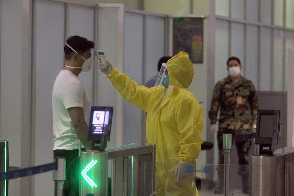CNews2020's tweet photo. La Comisión Europea se ha reunido para negociar medidas que deberá admitir el sector aéreo para que no esté en peligro la salud de los turistas. Una de ellas es la distancia entre los asientos pero, prefieren una zona estéril para un control antes del embarque. #tentacionesuji 🛩 https://t.co/LjNk9UVhok