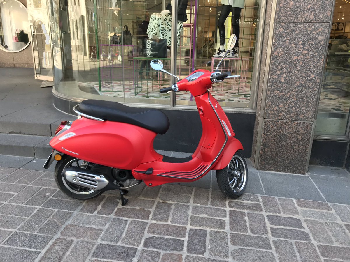 candolin2's tweet photo. #Vespis ja #CC @StockmannFI 😎

#Vespa #citylife https://t.co/oeTTJGwYbm